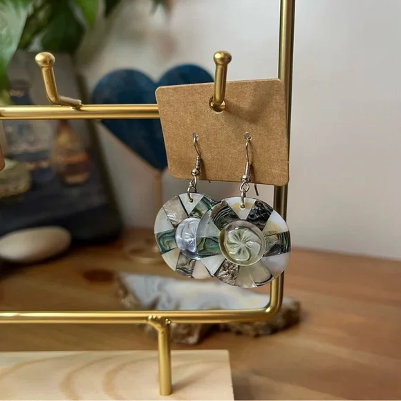 Abalone shell and mother-of-pearl drop earrings with carved flower - Picture 1 of 7